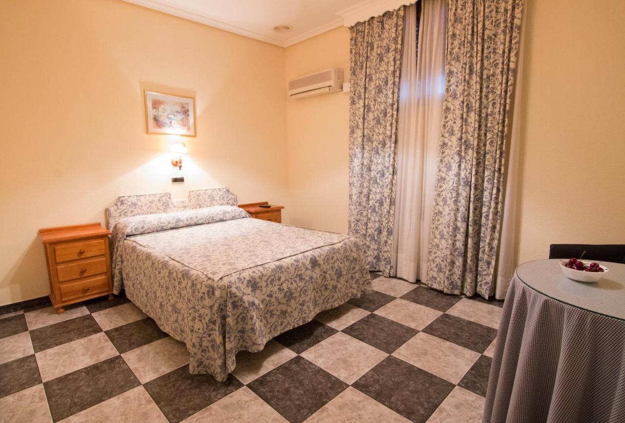Hostal Santa Ana Madridejos Exteriör bild