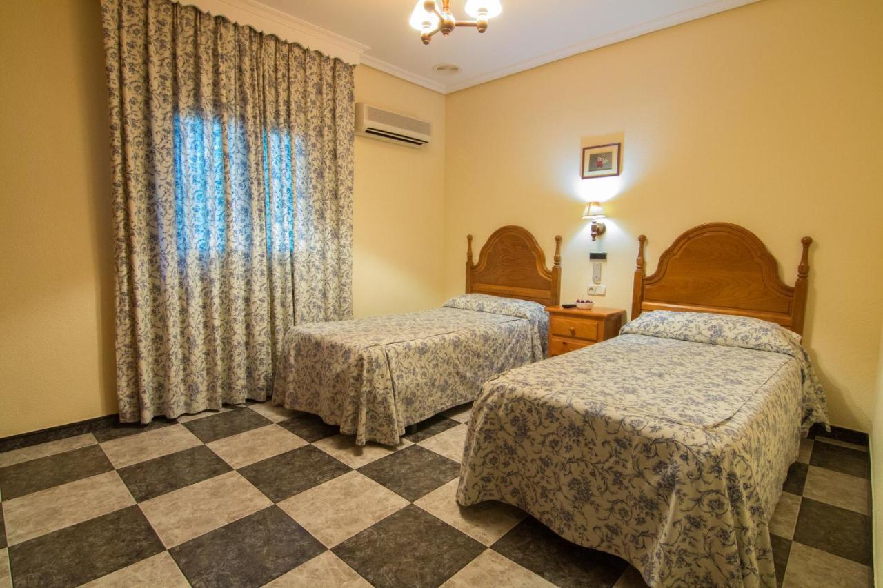 Hostal Santa Ana Madridejos Exteriör bild
